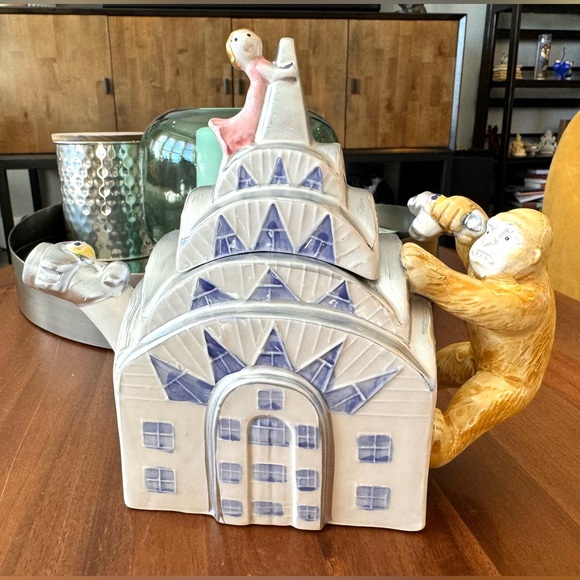 Omnibus King Kong New York Ceramic Tea Pot - Picture 7 of 15